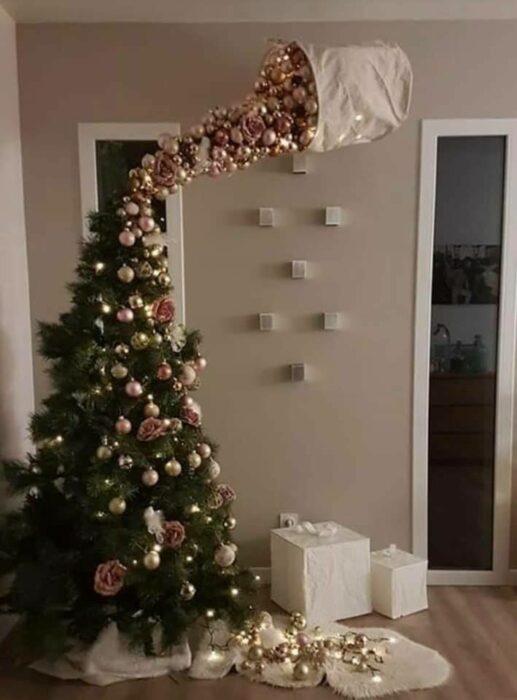 Árbol decorado con esferas doradas en caída