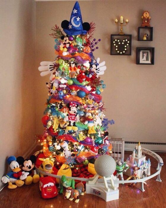 Árbol decorado con temática de Disney