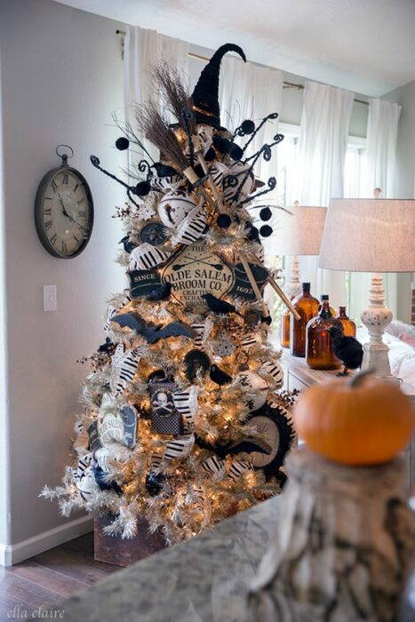 Árbol decorado con temática de Halloween