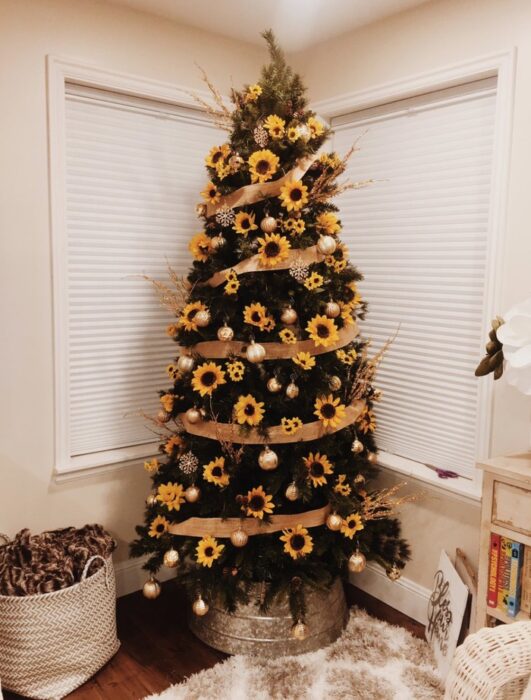 Árbol decorado con enormes girasoles