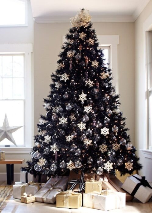 Árbol negro decorado con esferas blancas
