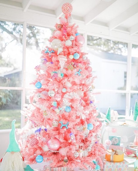 Árbol rosa decorado con caramelos