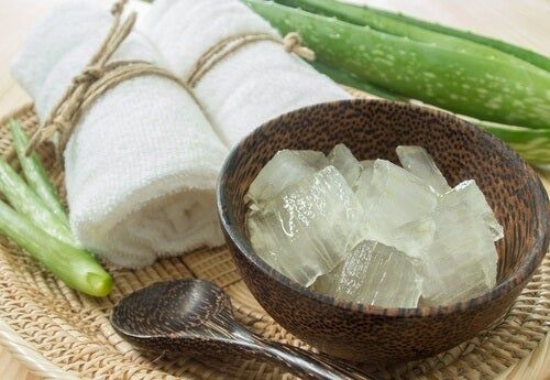 Pulpa de sábila en un tazón para desmanchar axilas; remedios naturales
