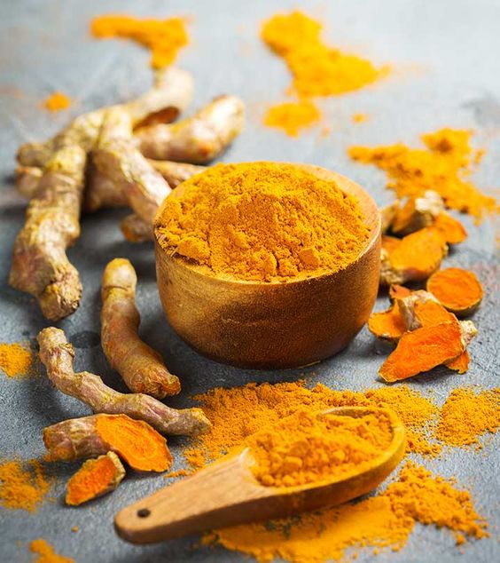 Cúrcuma en polvo para desmanchar axilas; remedios naturales