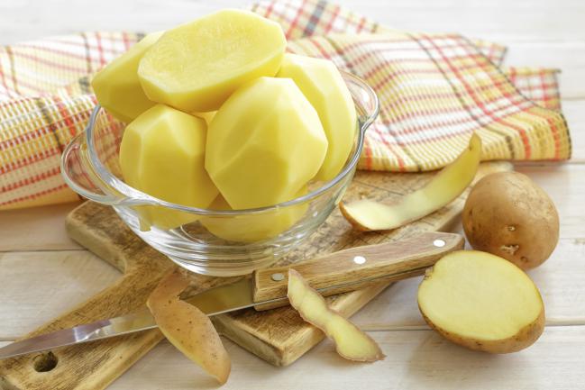 Jugo de papa para desmanchar axilas; remedios naturales