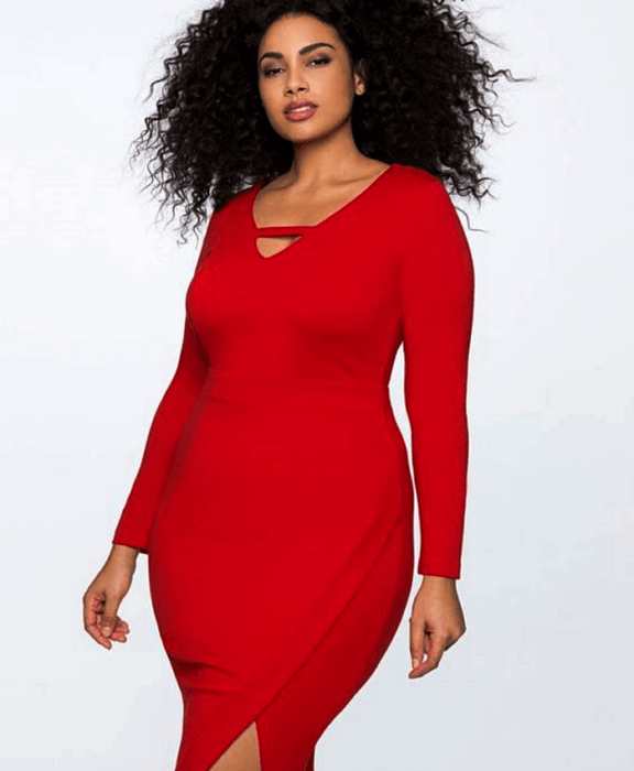 chica curvy de cabello chino usando un vestido rojo con escote en V, manga larga, ajustado a la cintura con abertura en la pierna