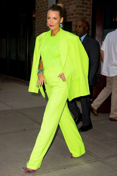 Blake Lively usando un traje de color verde neón