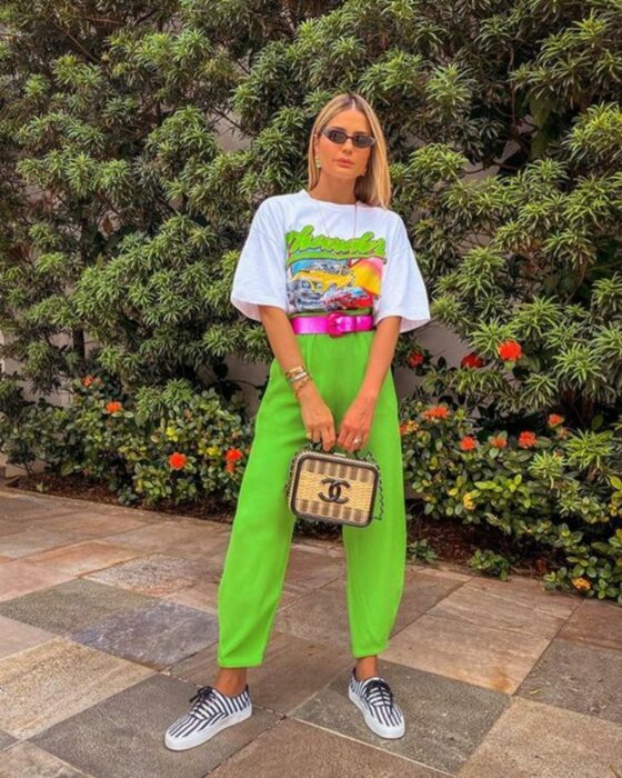 Chica usando un outfit en colores neón y blancos