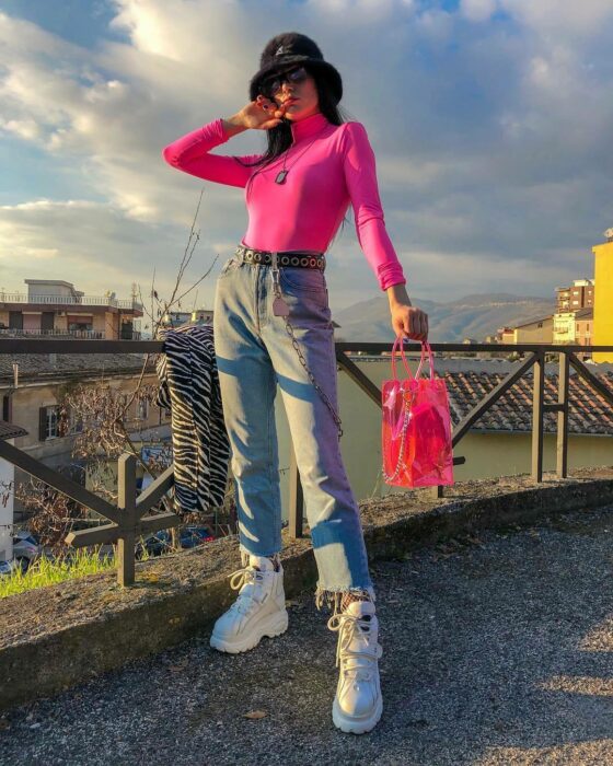 Chica usando jeans y una camisa de color