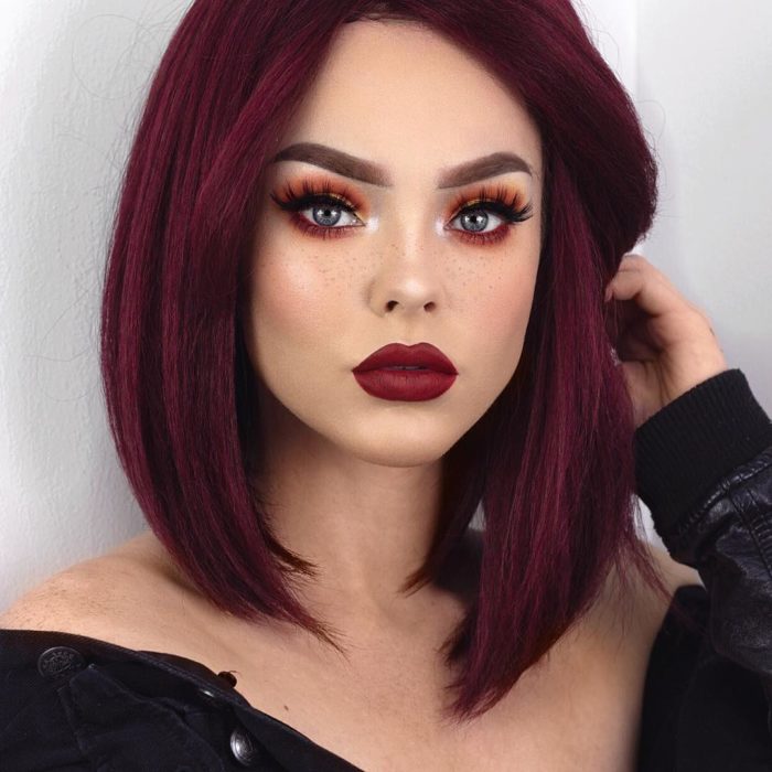 Chica con el cabello teñido de color morado