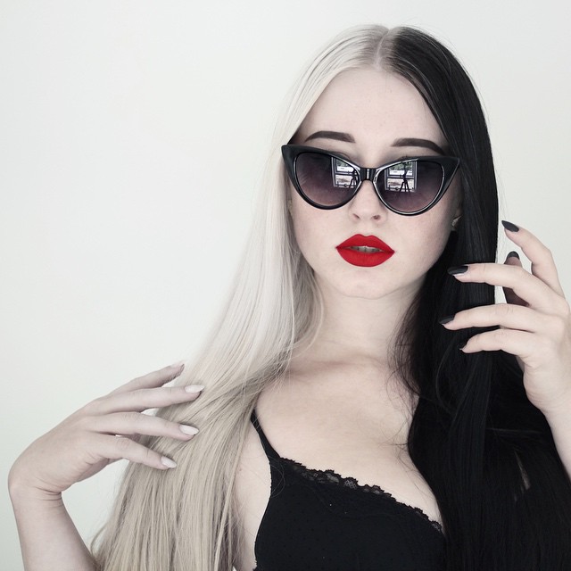 Chica con el cabello teñido de color rubio y negro