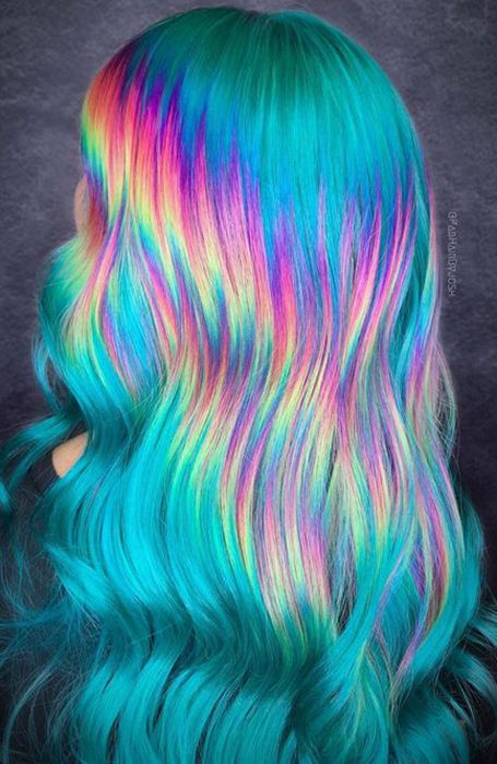 Chica con el cabello teñido en azul y colores del arcoíris