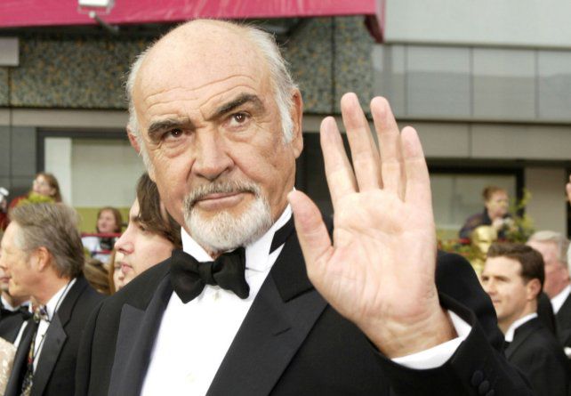 Sean Connery posando para una fotografía mientras está en una alfombra roja