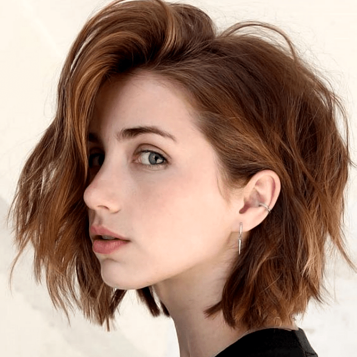 chica de cabello castaño claro con corte de melena con capas y volumen