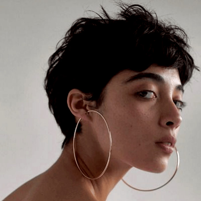 chica de cabello corto oscuro con corte estilo pixie con volumen arriba