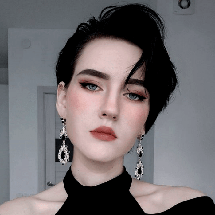chica de cabello negro con corte de cabello estilo pixie con volumen arriba