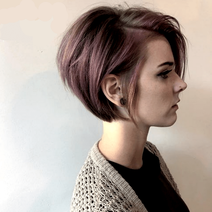 chica de cabello lavanda con corte de cabello estilo bob super corto con volumen atrás