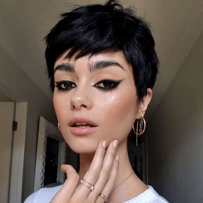 chica de cabello negro con corte de cabello estilo pixie super corto, fleco corto disparejo