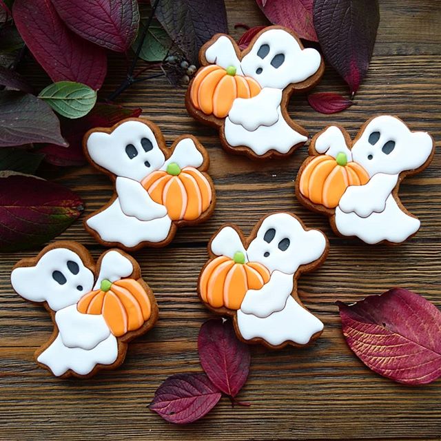 Galletas de mantequilla decoradas de Halloween con fantasmas