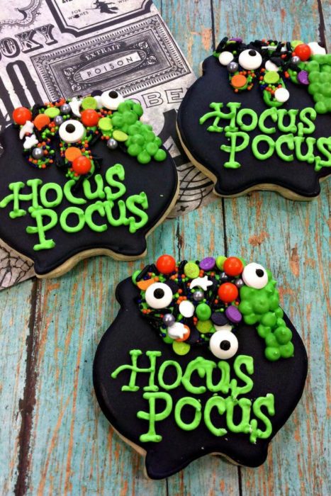 Galletas de mantequilla decoradas de Halloween con un caldero de bruja