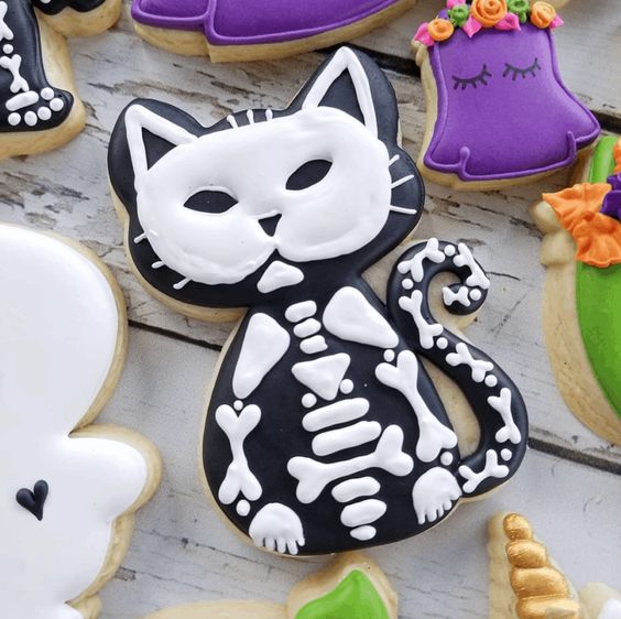 Galletas de mantequilla decoradas de Halloween con un gato negro