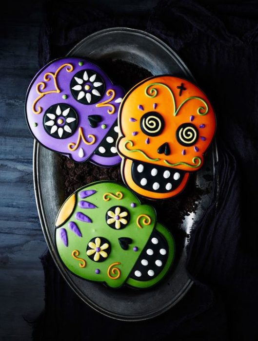 Galletas de mantequilla decoradas de Halloween con calaveras