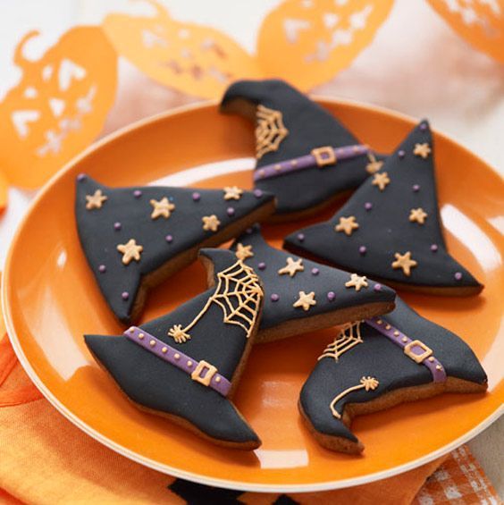 Galletas de mantequilla decoradas de Halloween con sombreros de brujas