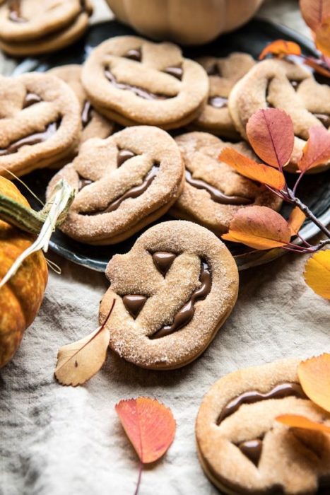 Galletas de mantequilla decoradas de Halloween con calabazas