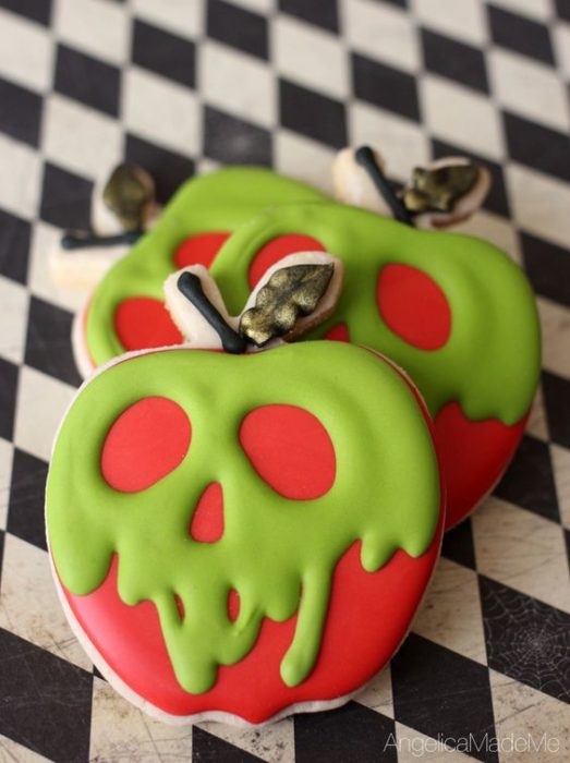 Galletas de mantequilla decoradas de Halloween con una manzana envenenada