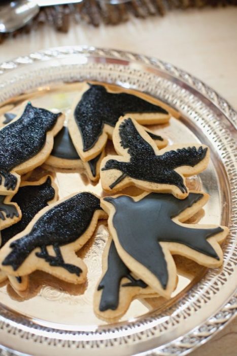 Galletas de mantequilla decoradas de Halloween con cuervos