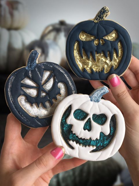 Galletas de mantequilla decoradas de Halloween con calabazas