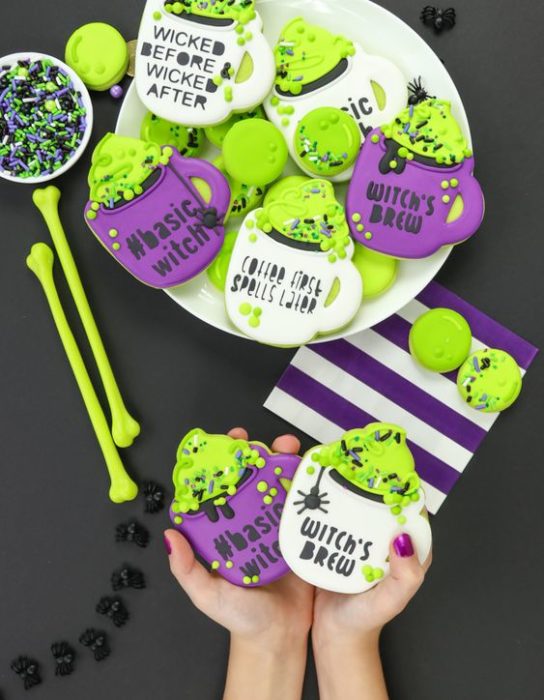 Galletas de mantequilla decoradas de Halloween con tazas mágicas