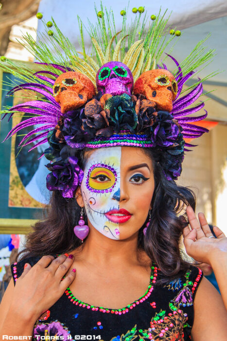 Chica con maquillaje de Catrina en colores blanco, amarillo y morado