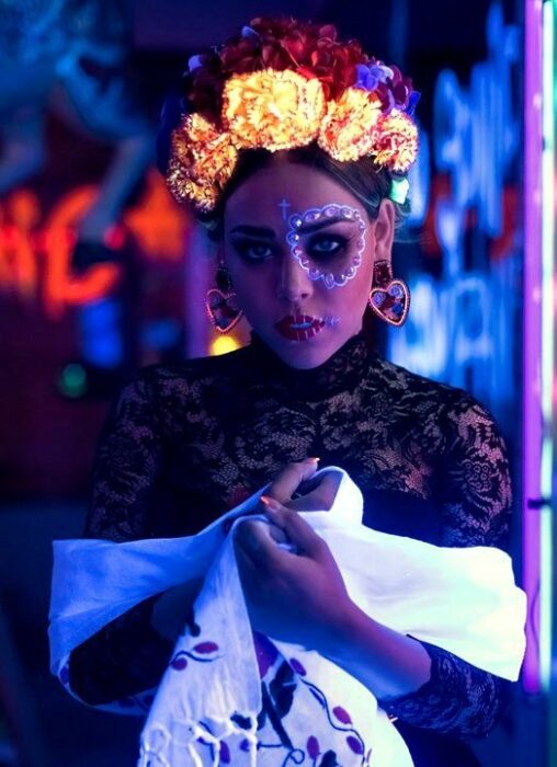 Chica con maquillaje de Catrina con pedrería