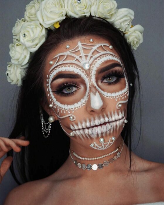 Chica con maquillaje de Catrina en colores blancos