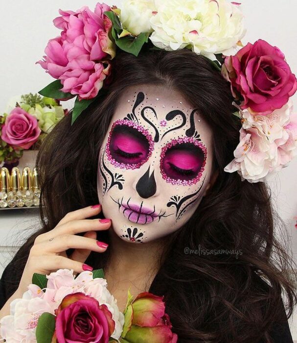 Chica con maquillaje de Catrina en colores rosa y blanco