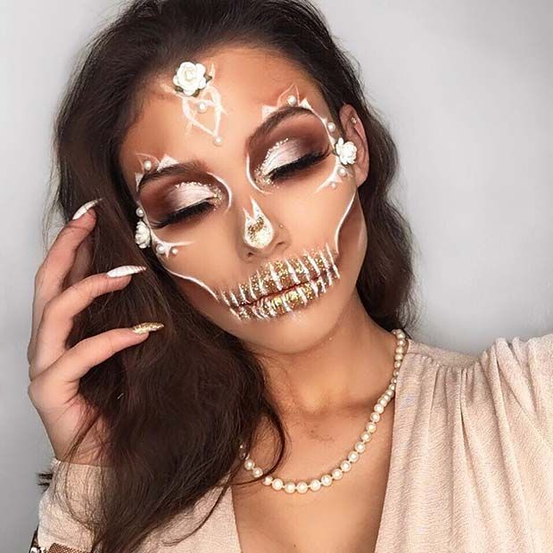 Chica con maquillaje de Catrina en tonos dorados