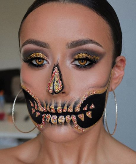 Chica con maquillaje de Catrina en colores negro y dorado