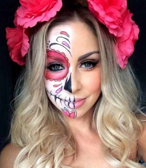 Chica con maquillaje de Catrina en colores blanco y rosa