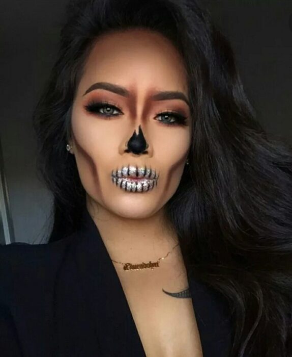 Chica con maquillaje de Catrina en colores negros