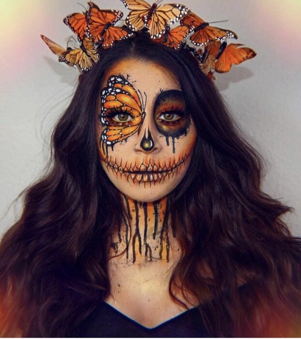 Chica con maquillaje de Catrina en tonos amarillos con mariposas