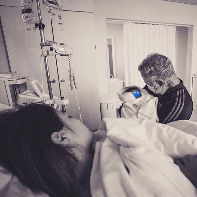 Gianluca Vacchi y Sharon Fonseca en el hospital, abrazando a su bebé