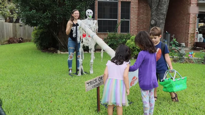 Jamie usando su DIY de dulces para Halloween que le ayuda a guardar la sana distancia