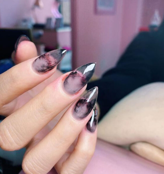Manicura inspirada en noche de brujas de color negro en forma de humo
