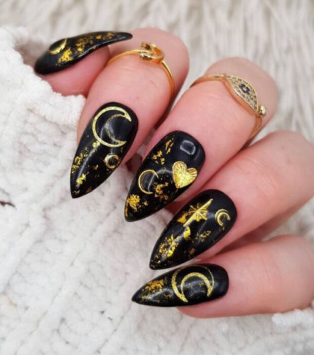 Manicura inspirada en noche de brujas de fondo negro con detalles dorados