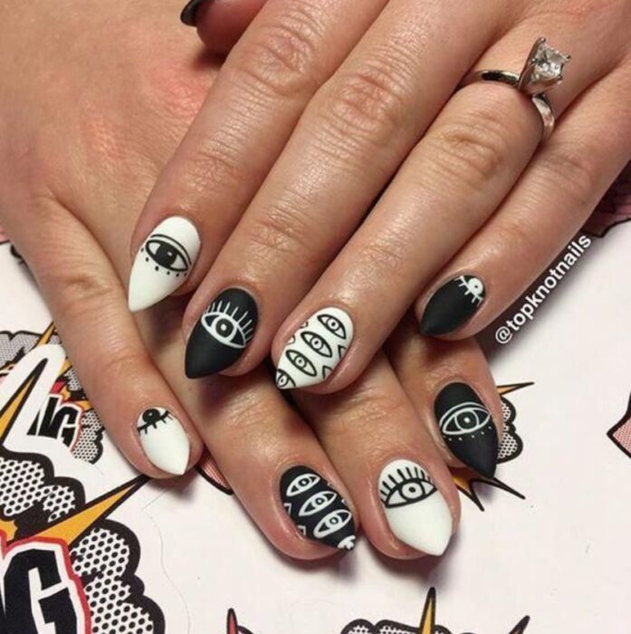 Manicura inspirada en noche de brujas en blanco y negro con detalles de esos mismos colores
