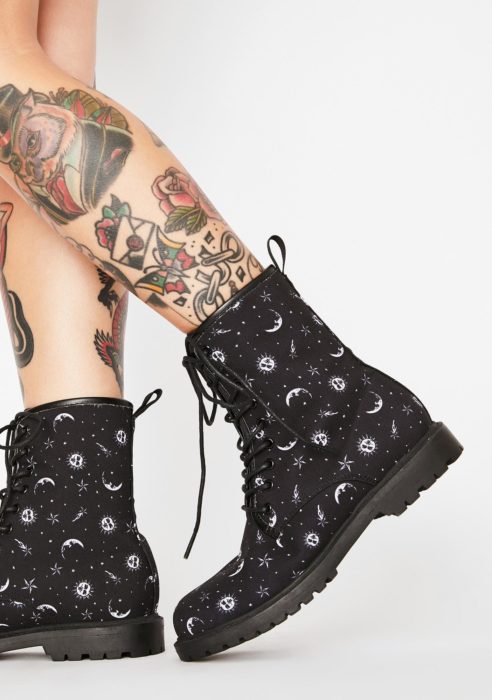 Botas Dr. Martens en color negro con estampados de calaveras blancas