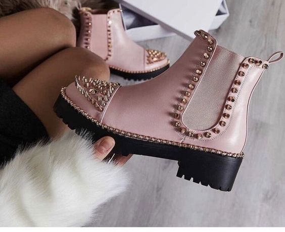Botas Dr. Martens en color rosa con estoperoles