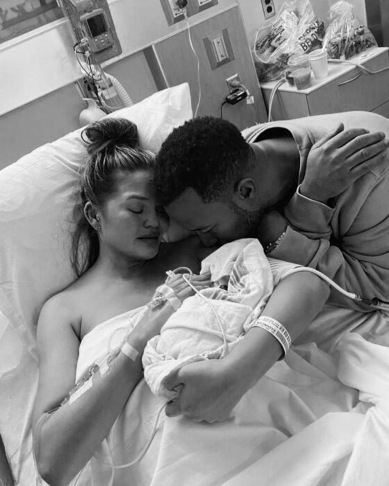 Chrissy Teigen y John Legend llorando en el hospital al despedirse de su bebé
