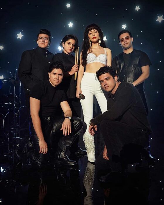 Imagen de publicidad de la serie 'Selena: la serie' donde aparece Selena Quintanilla y su grupo musical